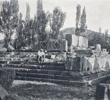 Ruined_temple_of_Garni,_early_20th_century